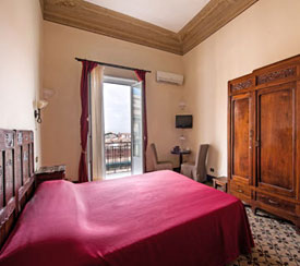 Virtual tour of a room with balcony and beautiful view of downtown Palermo