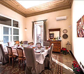 Visita della sala colazione del bed and breakfast Novecento a Palermo